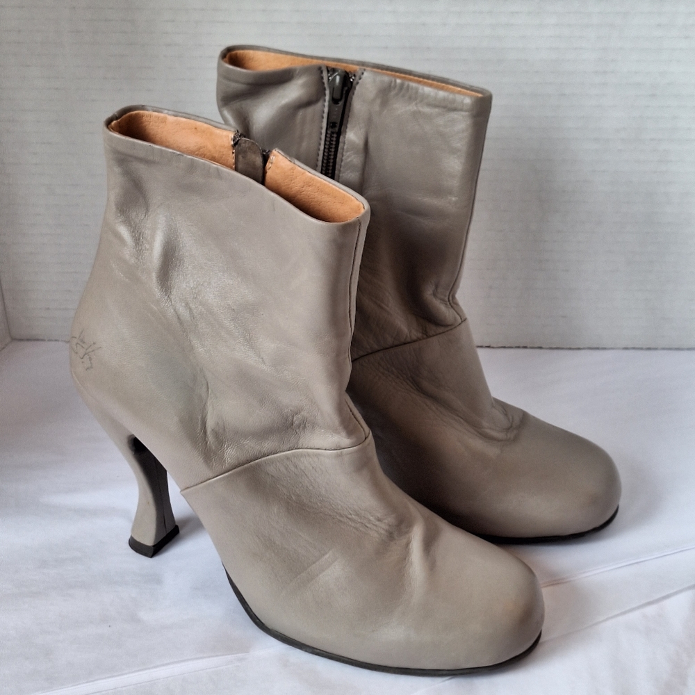 John Fluevog | Jolie Gray | 10 - 1" Platform EUC